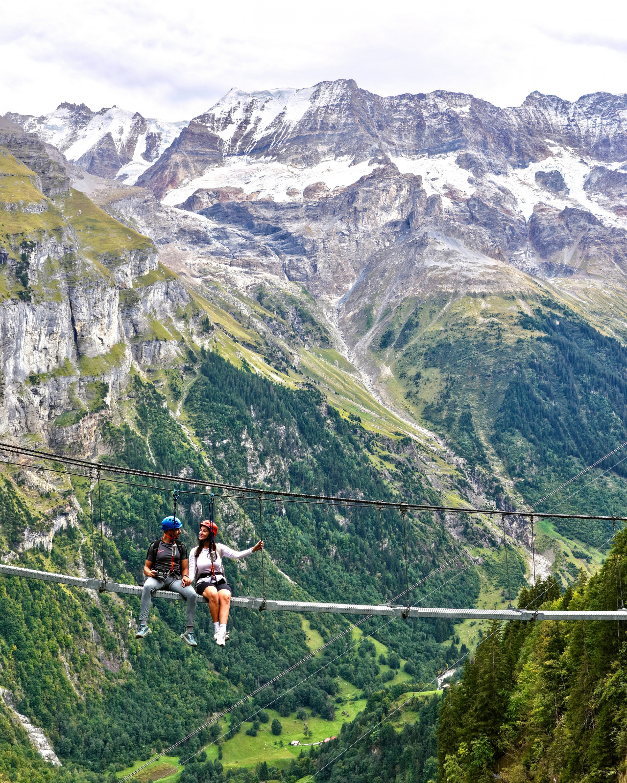 Mour et Sami sur un pont suspendu dans les Alpes suisses